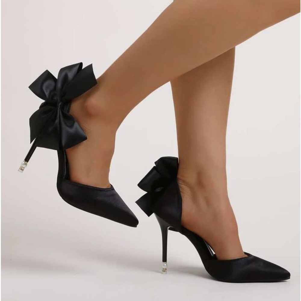 Black heels with bows